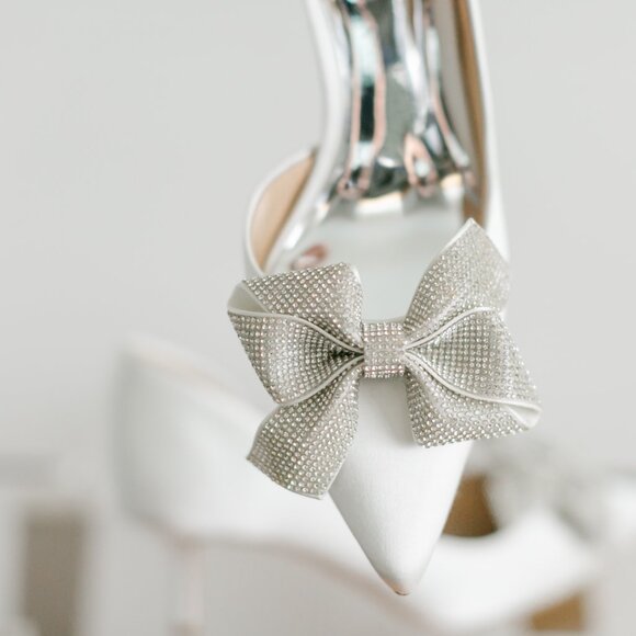 Badgley Mischka Meilani White Satin 7 Women's Classic Bridal Heels Bow Kitten - Picture 2 of 15